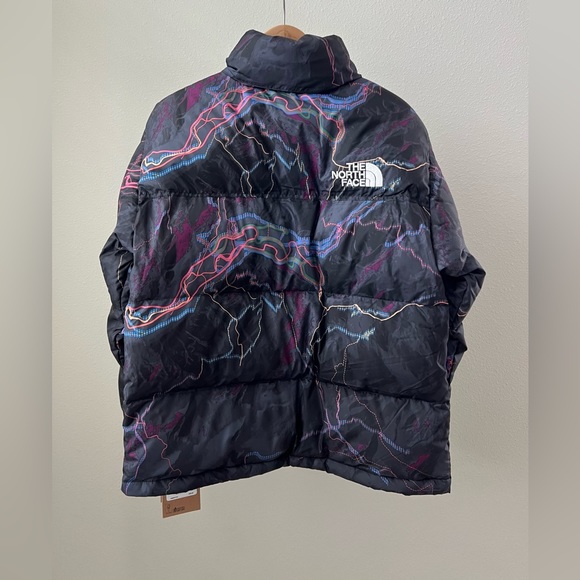The North Face Men’s 1996 Retro Nuptse Jacket Tnf Black Trail Glow Print - Picture 5 of 14